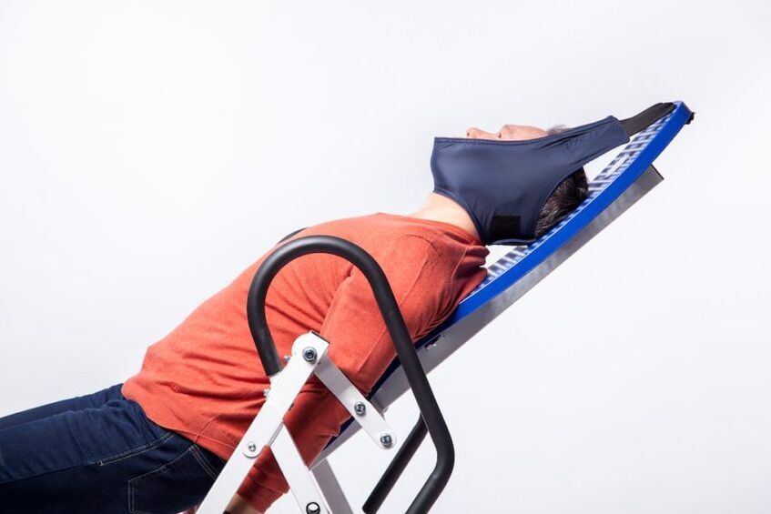 Traction therapy to cervical osteocondrosis